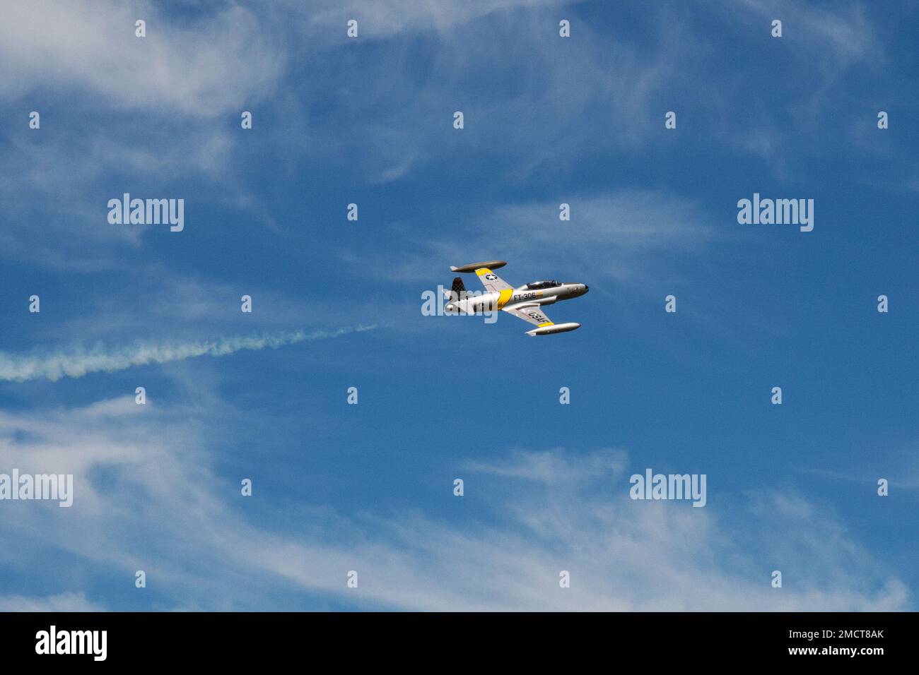 Une étoile de tir Lockheed T-33A effectue un survol lors du salon de l’air et de la journée portes ouvertes de la base de la Garde nationale aérienne de Selfridge à 9 juillet 2022. De nombreuses équipes de démonstration aérienne de renommée mondiale ont joué pour des milliers de spectateurs au cours du salon de l'Air en l'honneur des « 100 prochaines années de SANGB Aviation ». Banque D'Images