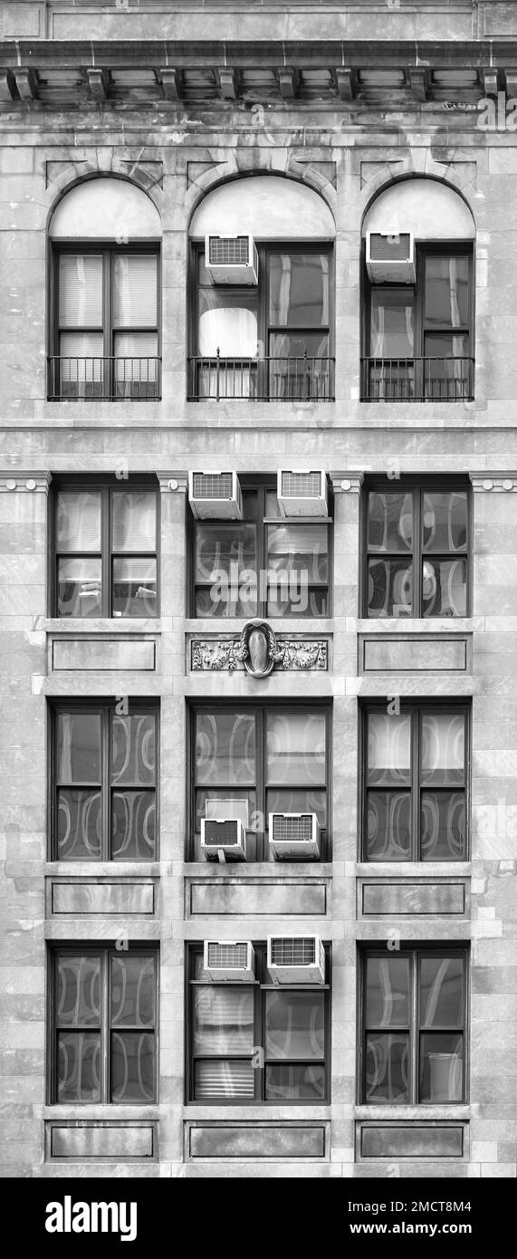 Photo en noir et blanc d'une ancienne façade de maison de ville, New York, Etats-Unis. Banque D'Images