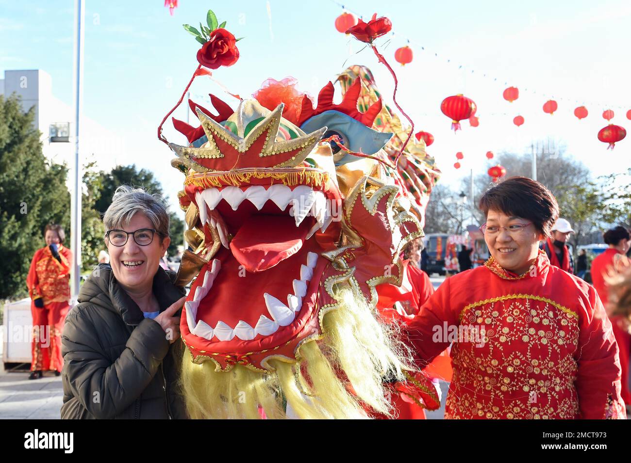 Madrid, Espagne. 20th janvier 2023. Un résident pose pour une photo avec un danseur de lion lors d'un événement pour célébrer le nouvel an chinois à Madrid, Espagne, le 20 janvier 2023. Diverses activités ont été organisées dans les villes espagnoles pour célébrer le nouvel an chinois. Credit: Gustavo Valiente/Xinhua/Alamy Live News Banque D'Images