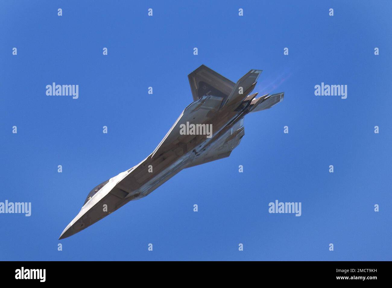 A ÉTATS-UNIS Le F-22 Raptor Superfighter de la Force aérienne de l'aile Fighter 1st à la base aérienne de Langley, en Virginie, se produit pendant la journée portes ouvertes de la base de la Garde nationale aérienne de Selfridge et le spectacle aérien sur 9 juillet 2022. De nombreuses équipes de démonstration aérienne de renommée mondiale ont joué pour des milliers de spectateurs au cours du salon de l'Air en l'honneur des « 100 prochaines années de SANGB Aviation ». Banque D'Images