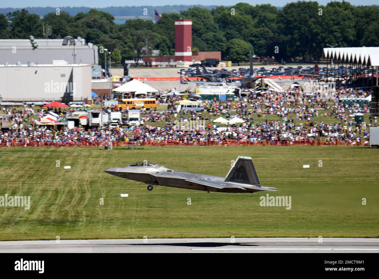 A ÉTATS-UNIS Le F-22 Raptor Superfighter de la Force aérienne de l'aile Fighter 1st à la base aérienne de Langley, en Virginie, se produit pendant la journée portes ouvertes de la base de la Garde nationale aérienne de Selfridge et le spectacle aérien sur 9 juillet 2022. De nombreuses équipes de démonstration aérienne de renommée mondiale ont joué pour des milliers de spectateurs au cours du salon de l'Air en l'honneur des « 100 prochaines années de SANGB Aviation ». Banque D'Images