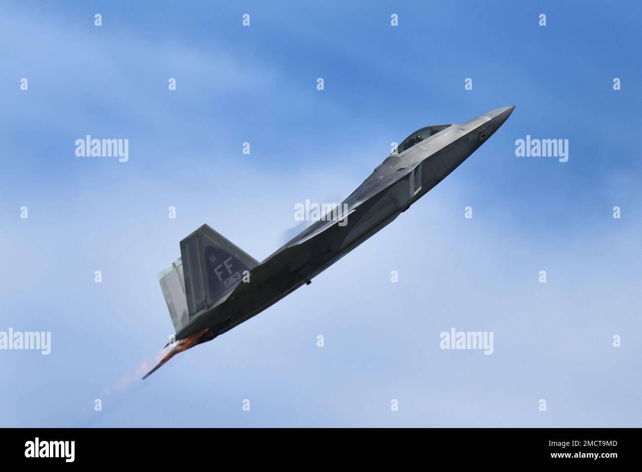 A ÉTATS-UNIS Le F-22 Raptor Superfighter de la Force aérienne de l'aile Fighter 1st à la base aérienne de Langley, en Virginie, se produit pendant la journée portes ouvertes de la base de la Garde nationale aérienne de Selfridge et le spectacle aérien sur 9 juillet 2022. De nombreuses équipes de démonstration aérienne de renommée mondiale ont joué pour des milliers de spectateurs au cours du salon de l'Air en l'honneur des « 100 prochaines années de SANGB Aviation ». Banque D'Images