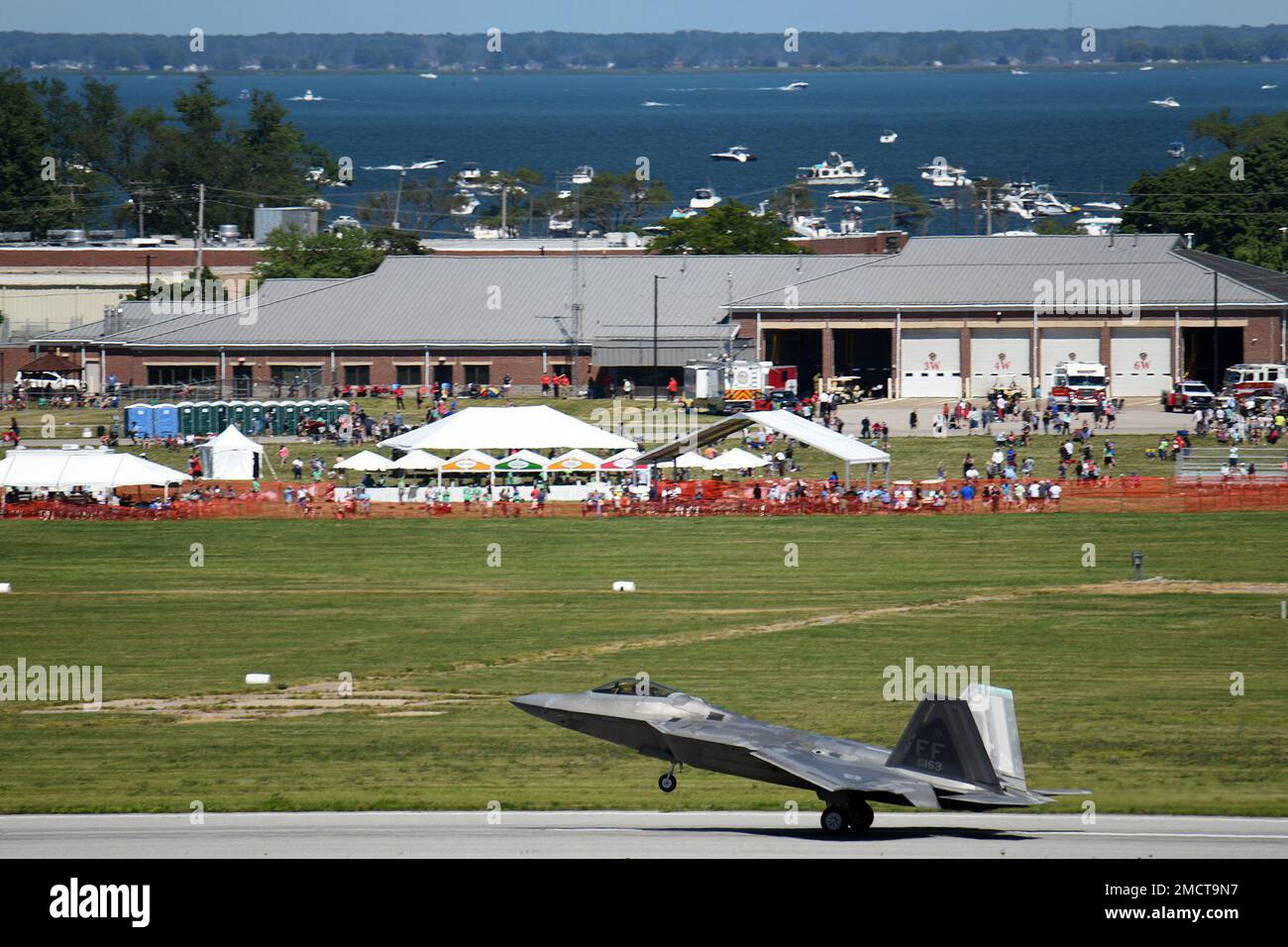 A ÉTATS-UNIS Le F-22 Raptor Superfighter de la Force aérienne de l'aile Fighter 1st à la base aérienne de Langley, en Virginie, se produit pendant la journée portes ouvertes de la base de la Garde nationale aérienne de Selfridge et le spectacle aérien sur 9 juillet 2022. De nombreuses équipes de démonstration aérienne de renommée mondiale ont joué pour des milliers de spectateurs au cours du salon de l'Air en l'honneur des « 100 prochaines années de SANGB Aviation ». Banque D'Images