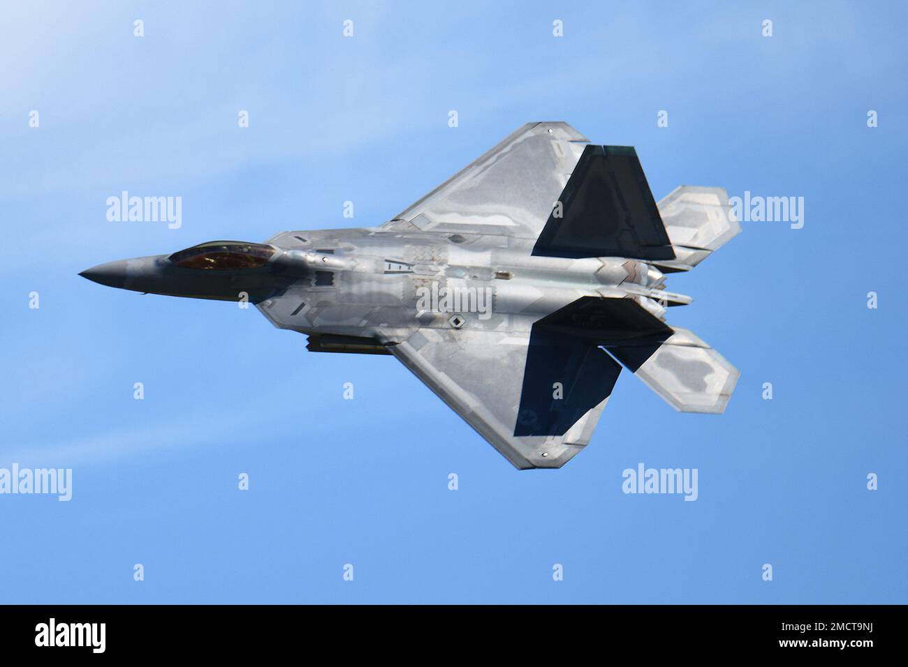 A ÉTATS-UNIS Le F-22 Raptor Superfighter de la Force aérienne de l'aile Fighter 1st à la base aérienne de Langley, en Virginie, se produit pendant la journée portes ouvertes de la base de la Garde nationale aérienne de Selfridge et le spectacle aérien sur 9 juillet 2022. De nombreuses équipes de démonstration aérienne de renommée mondiale ont joué pour des milliers de spectateurs au cours du salon de l'Air en l'honneur des « 100 prochaines années de SANGB Aviation ». Banque D'Images