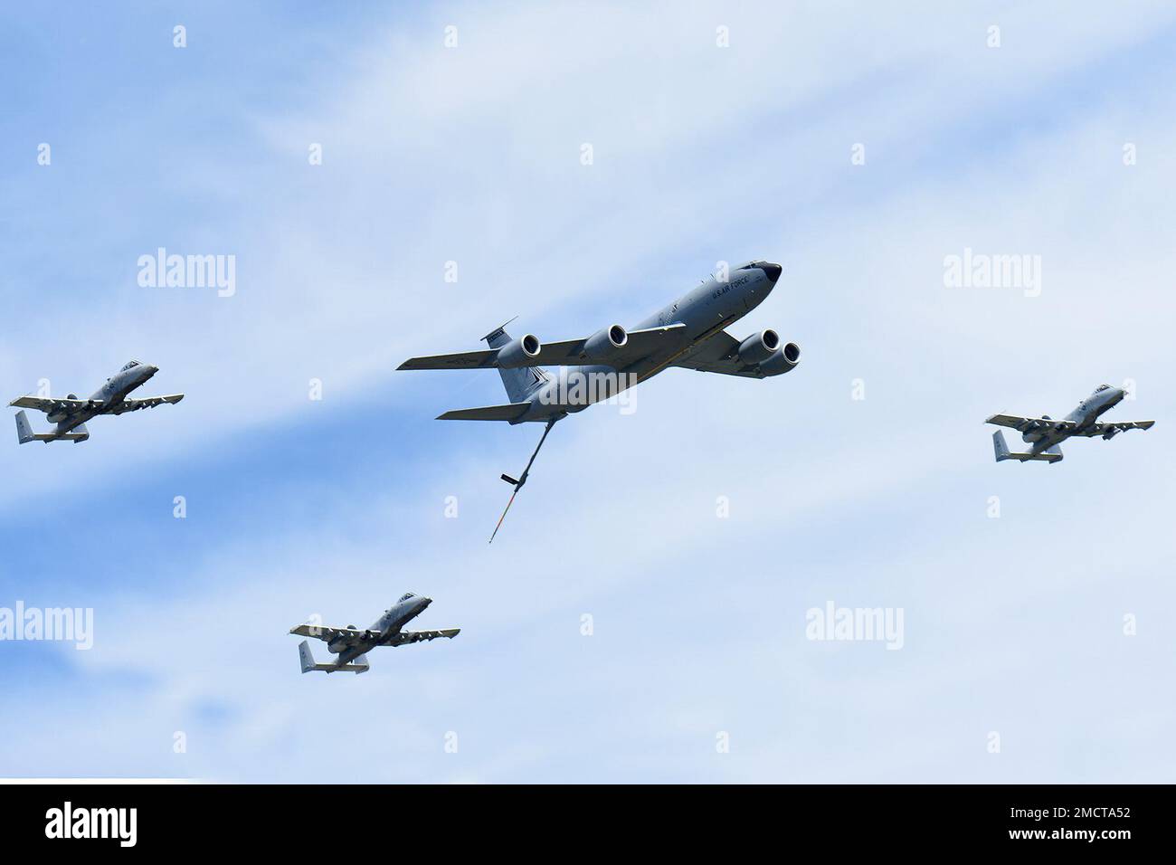 Un KC-135 Stratotanker de l’escadron de ravitaillement aérien 171st, de la base de la Garde nationale aérienne Selfridge, au Michigan (SANGB) et trois Thunderbolt II A-10 de l’escadron de chasseurs 107th, également de SANGB, effectuent un survol lors du salon aérien de la base sur 9 juillet 2022. De nombreuses équipes de démonstration aérienne de renommée mondiale ont joué pour des milliers de spectateurs au cours du salon de l'Air en l'honneur des « 100 prochaines années de SANGB Aviation ». Banque D'Images