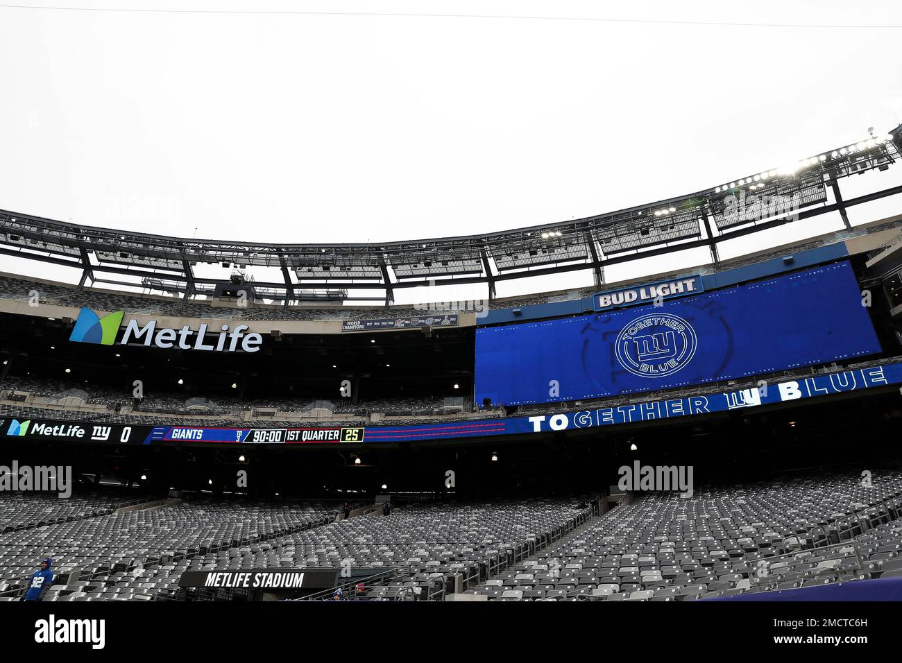 A general view of a Bud Light sign over a screen in MetLife Stadium before an NFL football game between the New York Giants and the Philadelphia Eagles, Sunday, Nov. 28, 2021, in East Rutherford, N.J. The New York Giants defeated the Philadelphia Eagles 13-7. (AP Photo/Steve Luciano) Banque D'Images