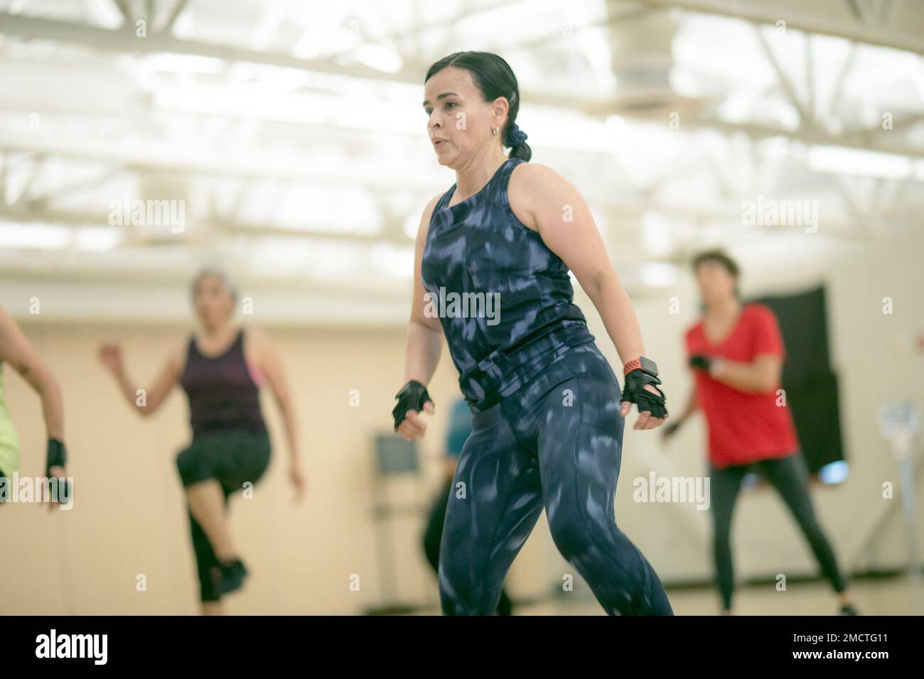 Un participant au programme de remise en forme « Move IT, Lift IT, Shake IT » lors de l'événement FMWR au Sgt Joshua W. Soto Physical Fitness Center de fort Bliss, Texas, 9 juillet 2022. « Form » vous apprend à bouger », a déclaré Scott Smith, un entraîneur de force et de conditionnement physique et un instructeur de conditionnement physique qui sert également d’employé civil de l’Armée de terre à la Direction des ressources humaines de Bliss, « et à mesure que vous vieillissez, vous aurez tendance à construire une mémoire musculaire pour cela. Si vous ne savez pas la forme et que vous êtes juste en train de faire des flavons, vous allez déchirer les tendons, les muscles et les articulations. Tant que vous vous concentrez sur votre forme, vous pouvez practic Banque D'Images
