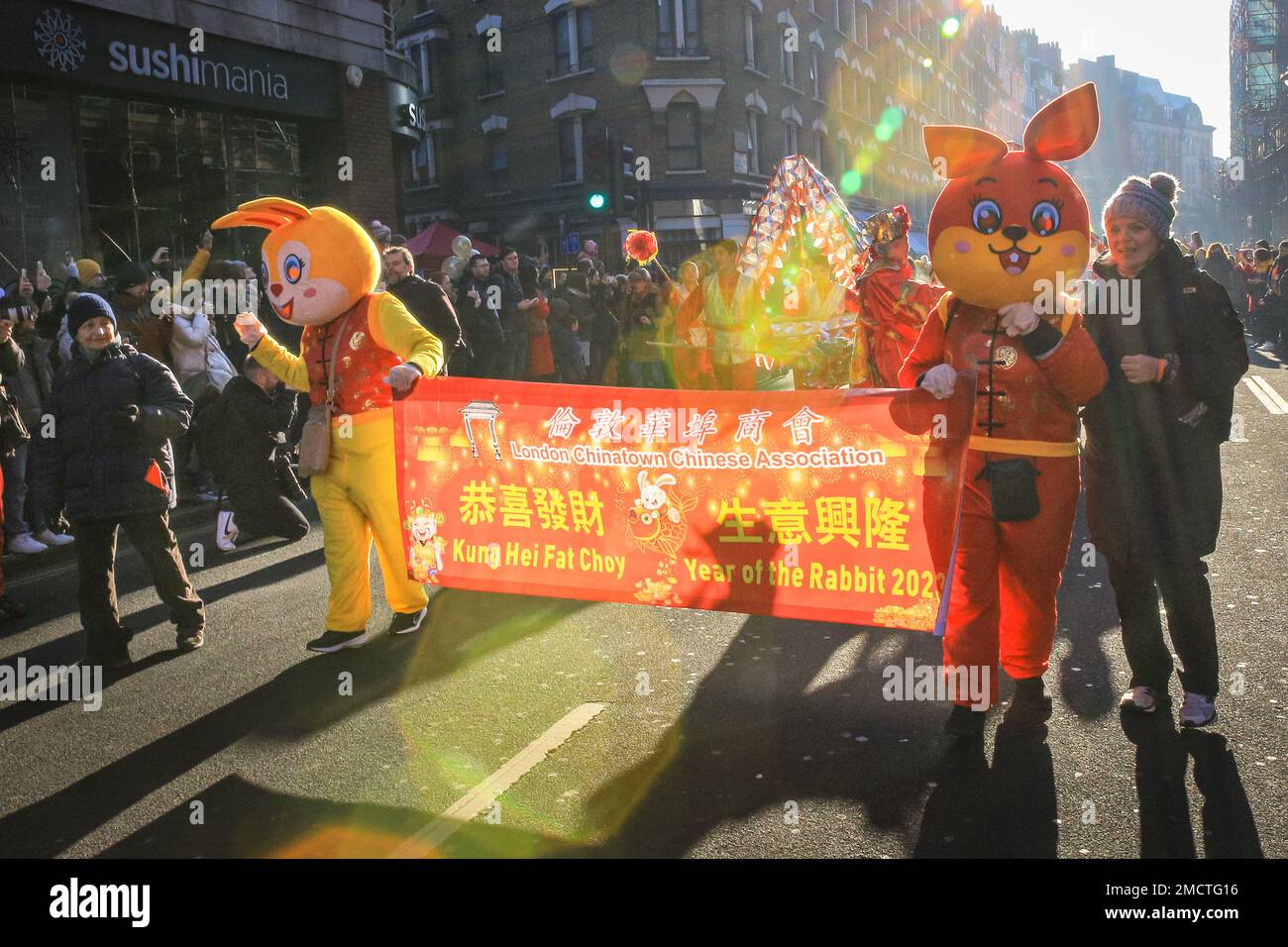 Londres, Royaume-Uni. 22nd janvier 2023. Les artistes participent à la parade du nouvel an chinois en costumes colorés pendant que les gens regardent. Le défilé vibrant, qui présente des danses traditionnelles faites à la main des lions et des dragon, retourne dans les rues de Soho et Chinatown pour les célébrations du Festival du printemps. 2023 est l'année du lapin. Credit: Imagetraceur/Alamy Live News Banque D'Images