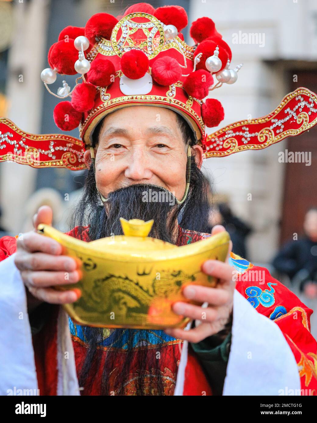 Londres, Royaume-Uni. 22nd janvier 2023. Les artistes participent à la parade du nouvel an chinois en costumes colorés pendant que les gens regardent. Le défilé vibrant, qui présente des danses traditionnelles faites à la main des lions et des dragon, retourne dans les rues de Soho et Chinatown pour les célébrations du Festival du printemps. 2023 est l'année du lapin. Credit: Imagetraceur/Alamy Live News Banque D'Images
