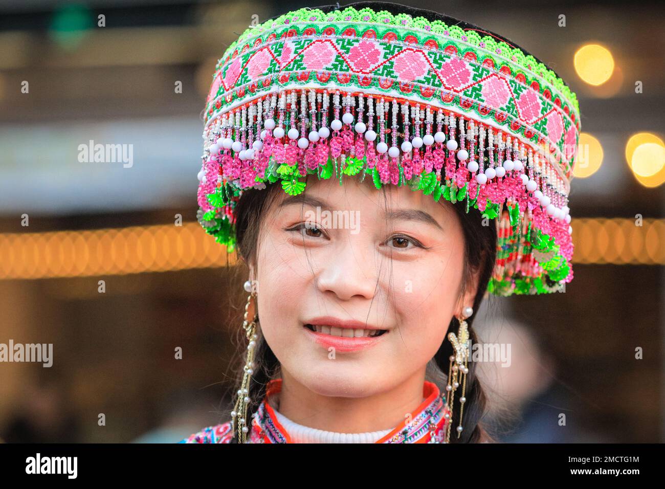 Londres, Royaume-Uni. 22nd janvier 2023. Un spectateur en costume traditionnel. Les artistes participent à la parade du nouvel an chinois en costumes colorés pendant que les gens regardent. Le défilé vibrant, qui présente des danses traditionnelles faites à la main des lions et des dragon, retourne dans les rues de Soho et Chinatown pour les célébrations du Festival du printemps. 2023 est l'année du lapin. Credit: Imagetraceur/Alamy Live News Banque D'Images