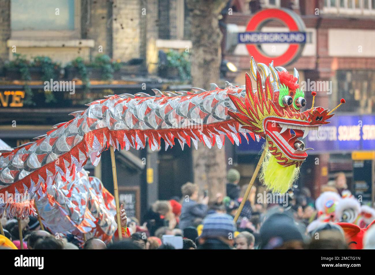 Londres, Royaume-Uni. 22nd janvier 2023. Le dragon serpente le long de Charing Chross Road. Les artistes participent à la parade du nouvel an chinois en costumes colorés pendant que les gens regardent. Le défilé vibrant, qui présente des danses traditionnelles faites à la main des lions et des dragon, retourne dans les rues de Soho et Chinatown pour les célébrations du Festival du printemps. 2023 est l'année du lapin. Credit: Imagetraceur/Alamy Live News Banque D'Images