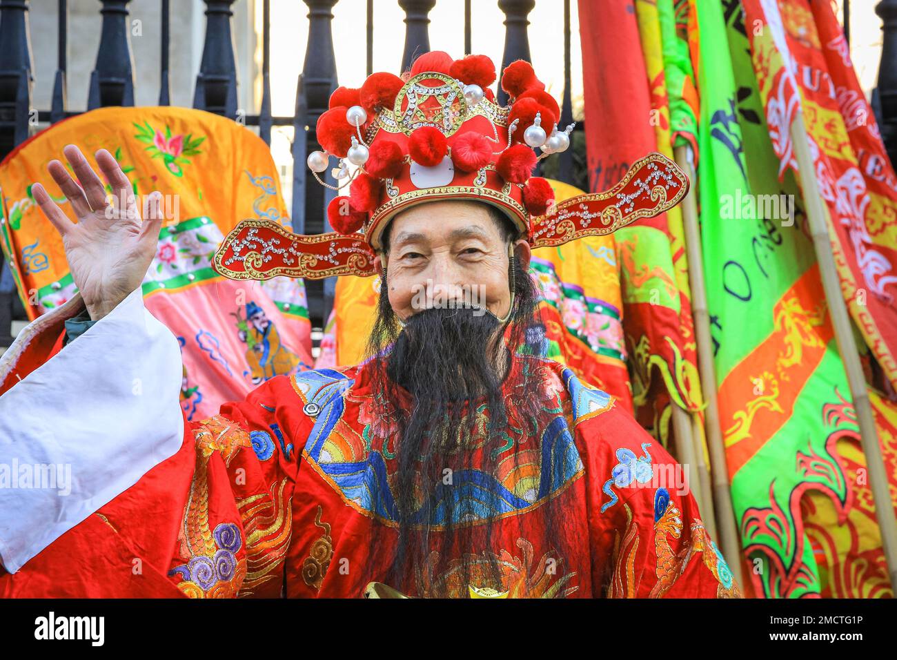 Londres, Royaume-Uni. 22nd janvier 2023. Les artistes participent à la parade du nouvel an chinois en costumes colorés pendant que les gens regardent. Le défilé vibrant, qui présente des danses traditionnelles faites à la main des lions et des dragon, retourne dans les rues de Soho et Chinatown pour les célébrations du Festival du printemps. 2023 est l'année du lapin. Credit: Imagetraceur/Alamy Live News Banque D'Images