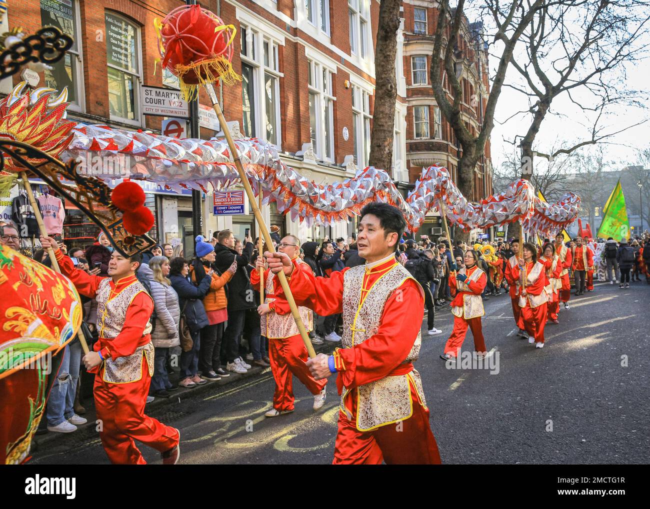 Londres, Royaume-Uni. 22nd janvier 2023. Les artistes participent à la parade du nouvel an chinois en costumes colorés pendant que les gens regardent. Le défilé vibrant, qui présente des danses traditionnelles faites à la main des lions et des dragon, retourne dans les rues de Soho et Chinatown pour les célébrations du Festival du printemps. 2023 est l'année du lapin. Credit: Imagetraceur/Alamy Live News Banque D'Images