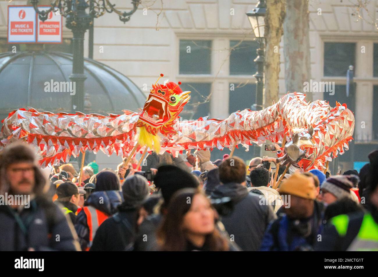 Londres, Royaume-Uni. 22nd janvier 2023. Le dragon serpente le long de Charing Chross Road. Les artistes participent à la parade du nouvel an chinois en costumes colorés pendant que les gens regardent. Le défilé vibrant, qui présente des danses traditionnelles faites à la main des lions et des dragon, retourne dans les rues de Soho et Chinatown pour les célébrations du Festival du printemps. 2023 est l'année du lapin. Credit: Imagetraceur/Alamy Live News Banque D'Images