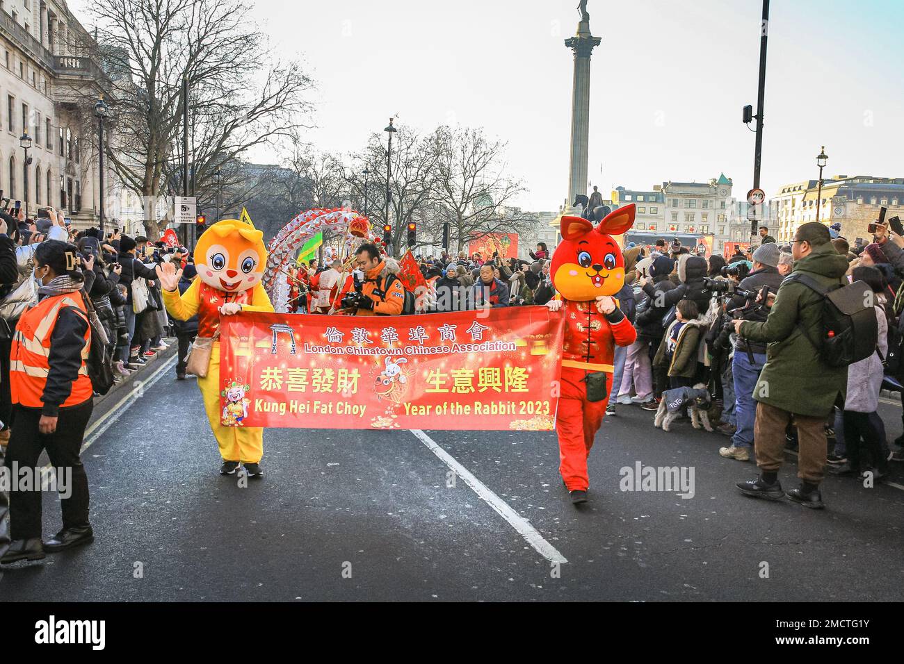 Londres, Royaume-Uni. 22nd janvier 2023. Les artistes participent à la parade du nouvel an chinois en costumes colorés pendant que les gens regardent. Le défilé vibrant, qui présente des danses traditionnelles faites à la main des lions et des dragon, retourne dans les rues de Soho et Chinatown pour les célébrations du Festival du printemps. 2023 est l'année du lapin. Credit: Imagetraceur/Alamy Live News Banque D'Images