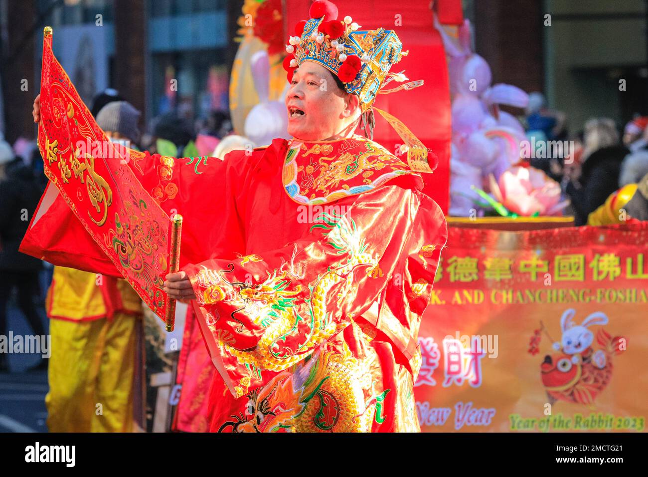 Londres, Royaume-Uni. 22nd janvier 2023. Les artistes participent à la parade du nouvel an chinois en costumes colorés pendant que les gens regardent. Le défilé vibrant, qui présente des danses traditionnelles faites à la main des lions et des dragon, retourne dans les rues de Soho et Chinatown pour les célébrations du Festival du printemps. 2023 est l'année du lapin. Credit: Imagetraceur/Alamy Live News Banque D'Images