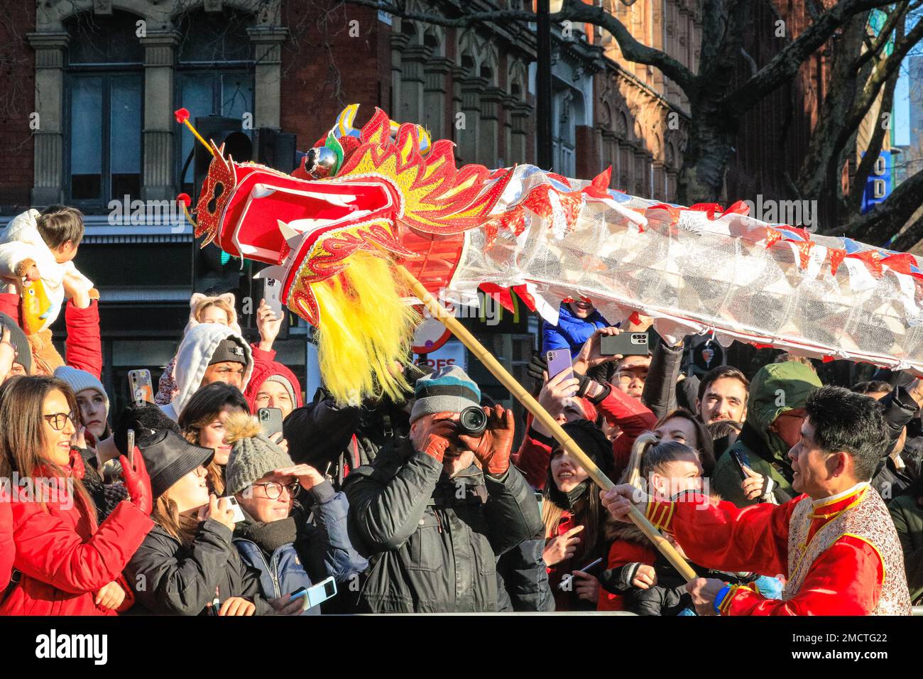 Londres, Royaume-Uni. 22nd janvier 2023. Les artistes participent à la parade du nouvel an chinois en costumes colorés pendant que les gens regardent. Le défilé vibrant, qui présente des danses traditionnelles faites à la main des lions et des dragon, retourne dans les rues de Soho et Chinatown pour les célébrations du Festival du printemps. 2023 est l'année du lapin. Credit: Imagetraceur/Alamy Live News Banque D'Images