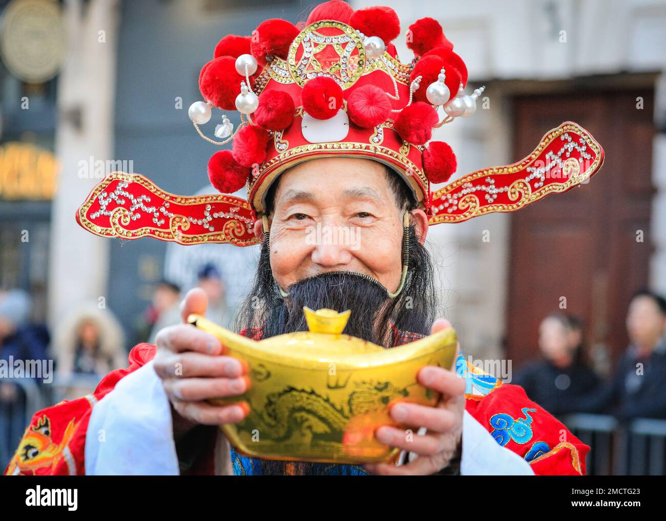 Londres, Royaume-Uni. 22nd janvier 2023. Un interprète bénit la parade au début. Les artistes participent à la parade du nouvel an chinois en costumes colorés pendant que les gens regardent. Le défilé vibrant, qui présente des danses traditionnelles faites à la main des lions et des dragon, retourne dans les rues de Soho et Chinatown pour les célébrations du Festival du printemps. 2023 est l'année du lapin. Credit: Imagetraceur/Alamy Live News Banque D'Images
