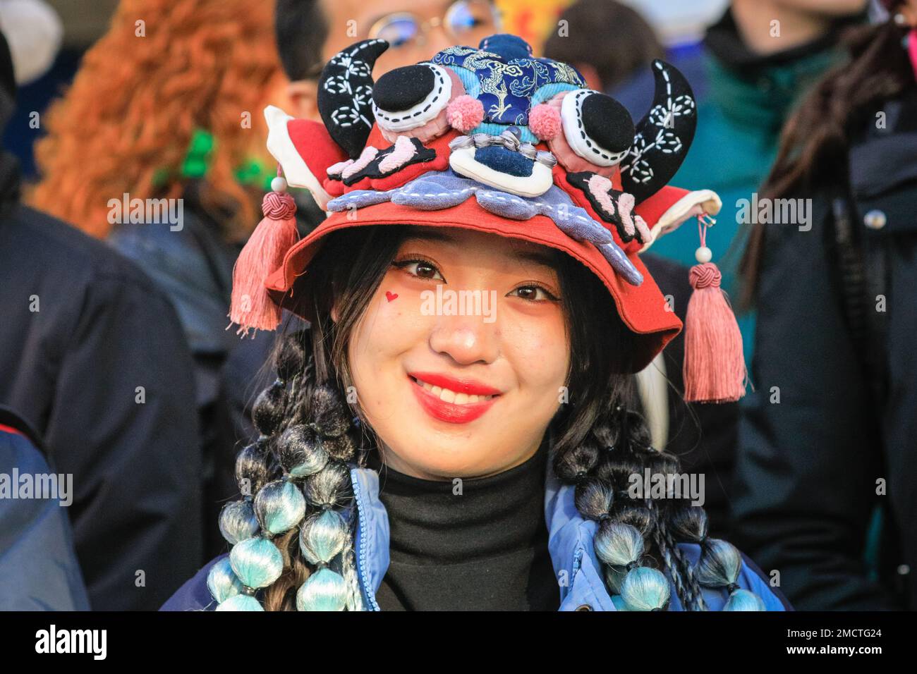 Londres, Royaume-Uni. 22nd janvier 2023. Un spectateur en costume traditionnel. Les artistes participent à la parade du nouvel an chinois en costumes colorés pendant que les gens regardent. Le défilé vibrant, qui présente des danses traditionnelles faites à la main des lions et des dragon, retourne dans les rues de Soho et Chinatown pour les célébrations du Festival du printemps. 2023 est l'année du lapin. Credit: Imagetraceur/Alamy Live News Banque D'Images