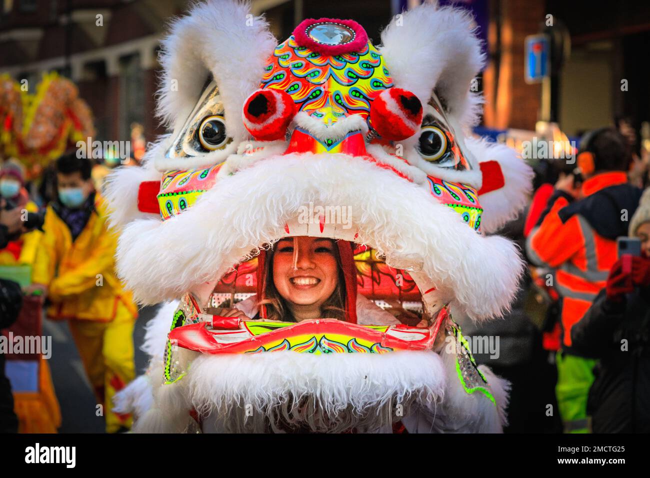 Londres, Royaume-Uni. 22nd janvier 2023. Les artistes participent à la parade du nouvel an chinois en costumes colorés pendant que les gens regardent. Le défilé vibrant, qui présente des danses traditionnelles faites à la main des lions et des dragon, retourne dans les rues de Soho et Chinatown pour les célébrations du Festival du printemps. 2023 est l'année du lapin. Credit: Imagetraceur/Alamy Live News Banque D'Images