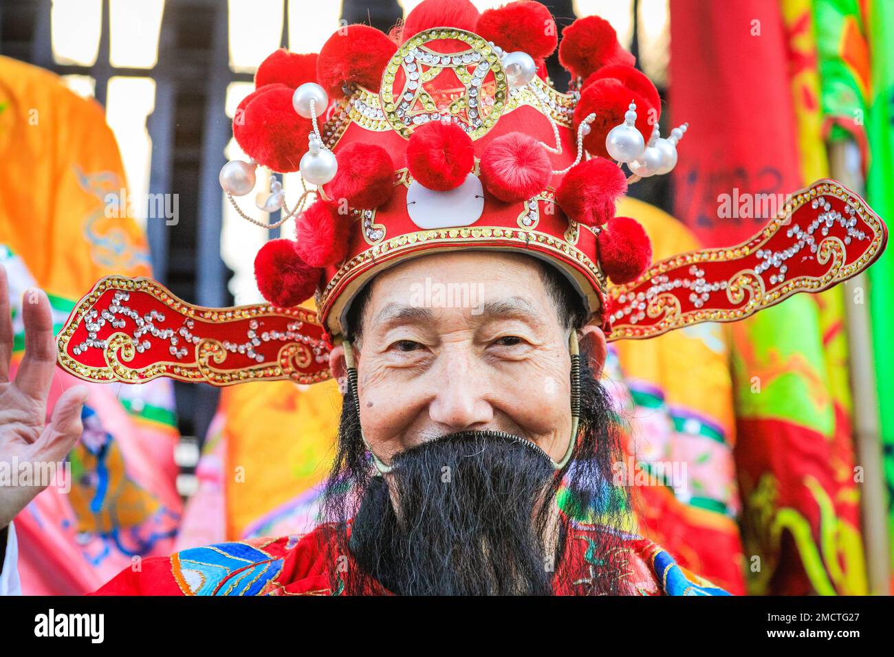 Londres, Royaume-Uni. 22nd janvier 2023. Les artistes participent à la parade du nouvel an chinois en costumes colorés pendant que les gens regardent. Le défilé vibrant, qui présente des danses traditionnelles faites à la main des lions et des dragon, retourne dans les rues de Soho et Chinatown pour les célébrations du Festival du printemps. 2023 est l'année du lapin. Credit: Imagetraceur/Alamy Live News Banque D'Images
