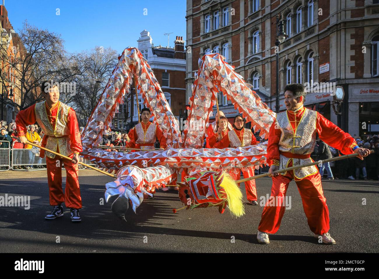 Londres, Royaume-Uni. 22nd janvier 2023. Les artistes participent à la parade du nouvel an chinois en costumes colorés pendant que les gens regardent. Le défilé vibrant, qui présente des danses traditionnelles faites à la main des lions et des dragon, retourne dans les rues de Soho et Chinatown pour les célébrations du Festival du printemps. 2023 est l'année du lapin. Credit: Imagetraceur/Alamy Live News Banque D'Images