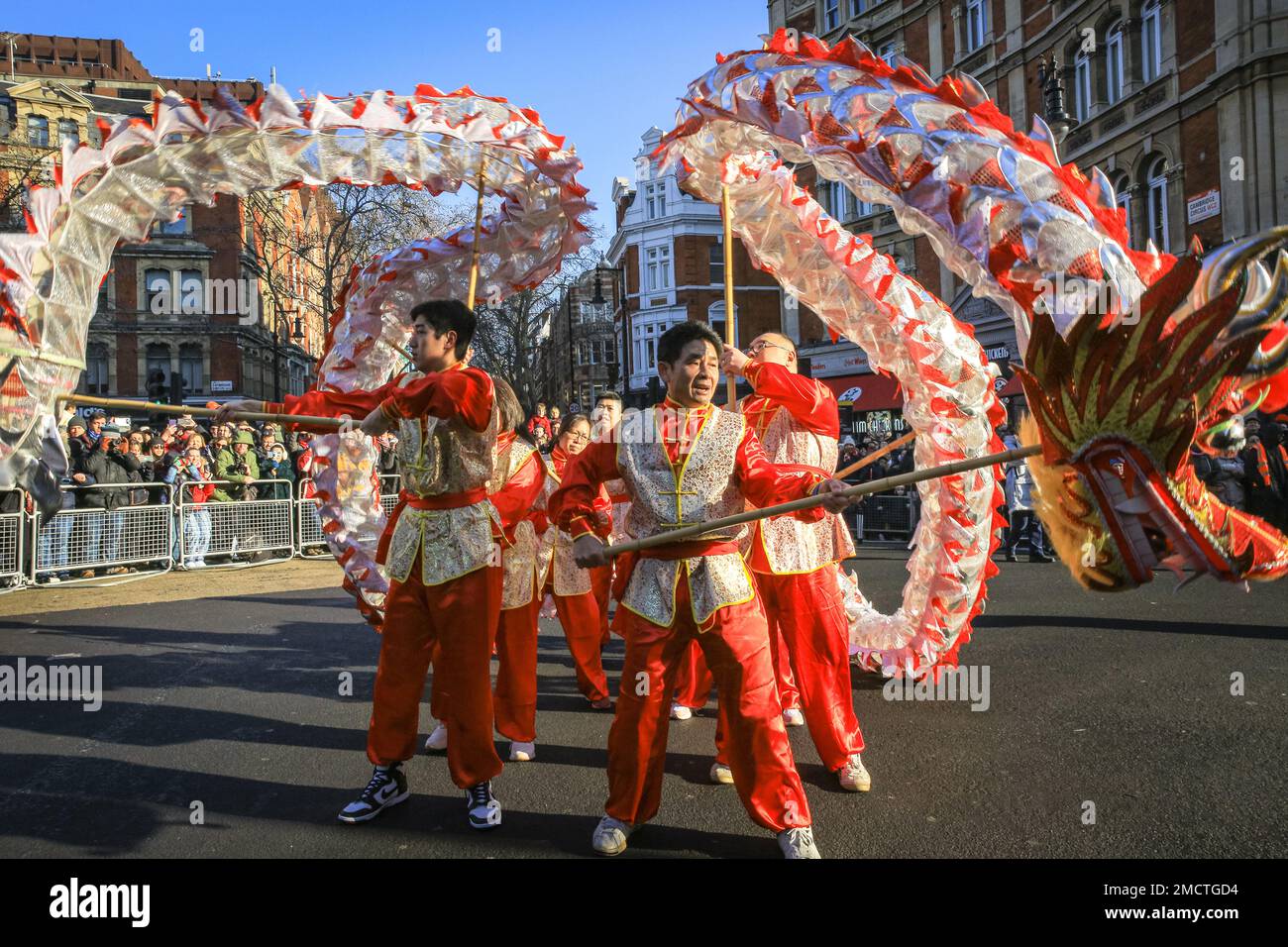 Londres, Royaume-Uni. 22nd janvier 2023. Les artistes participent à la parade du nouvel an chinois en costumes colorés pendant que les gens regardent. Le défilé vibrant, qui présente des danses traditionnelles faites à la main des lions et des dragon, retourne dans les rues de Soho et Chinatown pour les célébrations du Festival du printemps. 2023 est l'année du lapin. Credit: Imagetraceur/Alamy Live News Banque D'Images