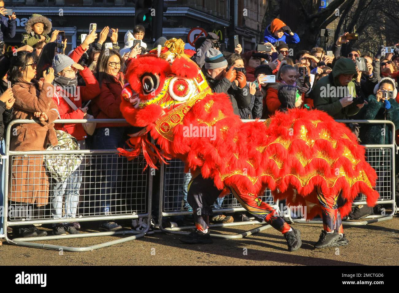 Londres, Royaume-Uni. 22nd janvier 2023. Les artistes participent à la parade du nouvel an chinois en costumes colorés pendant que les gens regardent. Le défilé vibrant, qui présente des danses traditionnelles faites à la main des lions et des dragon, retourne dans les rues de Soho et Chinatown pour les célébrations du Festival du printemps. 2023 est l'année du lapin. Credit: Imagetraceur/Alamy Live News Banque D'Images
