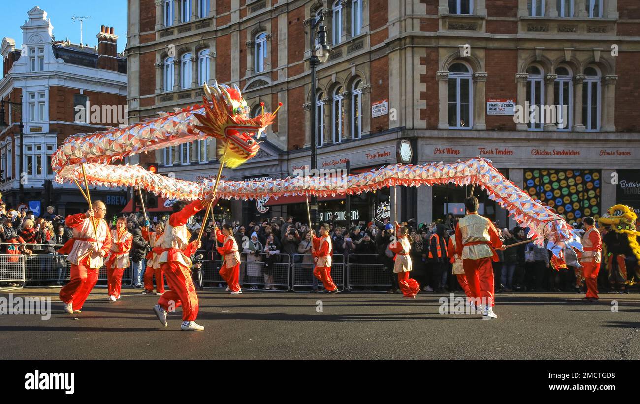 Londres, Royaume-Uni. 22nd janvier 2023. Les artistes participent à la parade du nouvel an chinois en costumes colorés pendant que les gens regardent. Le défilé vibrant, qui présente des danses traditionnelles faites à la main des lions et des dragon, retourne dans les rues de Soho et Chinatown pour les célébrations du Festival du printemps. 2023 est l'année du lapin. Credit: Imagetraceur/Alamy Live News Banque D'Images