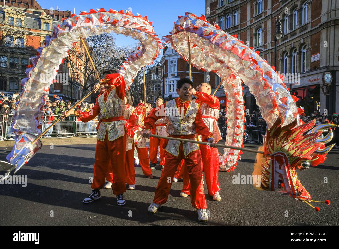 Londres, Royaume-Uni. 22nd janvier 2023. Les artistes participent à la parade du nouvel an chinois en costumes colorés pendant que les gens regardent. Le défilé vibrant, qui présente des danses traditionnelles faites à la main des lions et des dragon, retourne dans les rues de Soho et Chinatown pour les célébrations du Festival du printemps. 2023 est l'année du lapin. Credit: Imagetraceur/Alamy Live News Banque D'Images