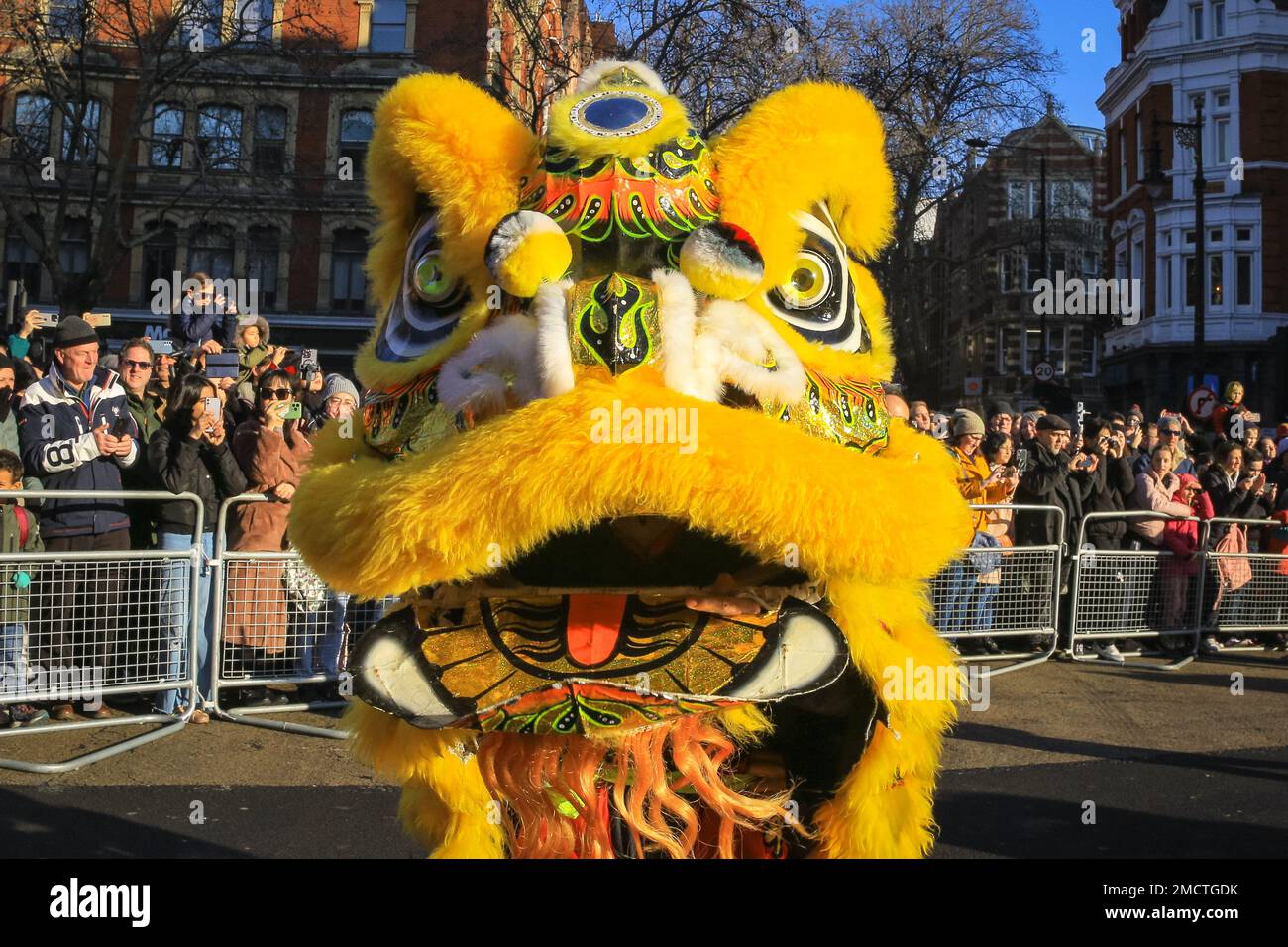 Londres, Royaume-Uni. 22nd janvier 2023. Les artistes participent à la parade du nouvel an chinois en costumes colorés pendant que les gens regardent. Le défilé vibrant, qui présente des danses traditionnelles faites à la main des lions et des dragon, retourne dans les rues de Soho et Chinatown pour les célébrations du Festival du printemps. 2023 est l'année du lapin. Credit: Imagetraceur/Alamy Live News Banque D'Images