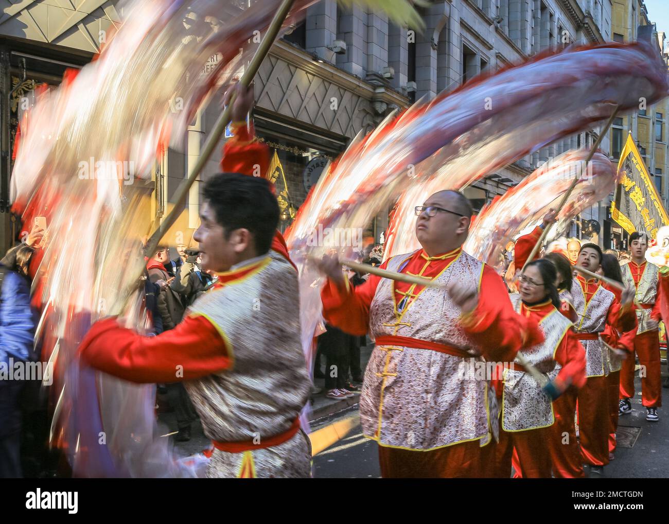 Londres, Royaume-Uni. 22nd janvier 2023. Les artistes participent à la parade du nouvel an chinois en costumes colorés pendant que les gens regardent. Le défilé vibrant, qui présente des danses traditionnelles faites à la main des lions et des dragon, retourne dans les rues de Soho et Chinatown pour les célébrations du Festival du printemps. 2023 est l'année du lapin. Credit: Imagetraceur/Alamy Live News Banque D'Images