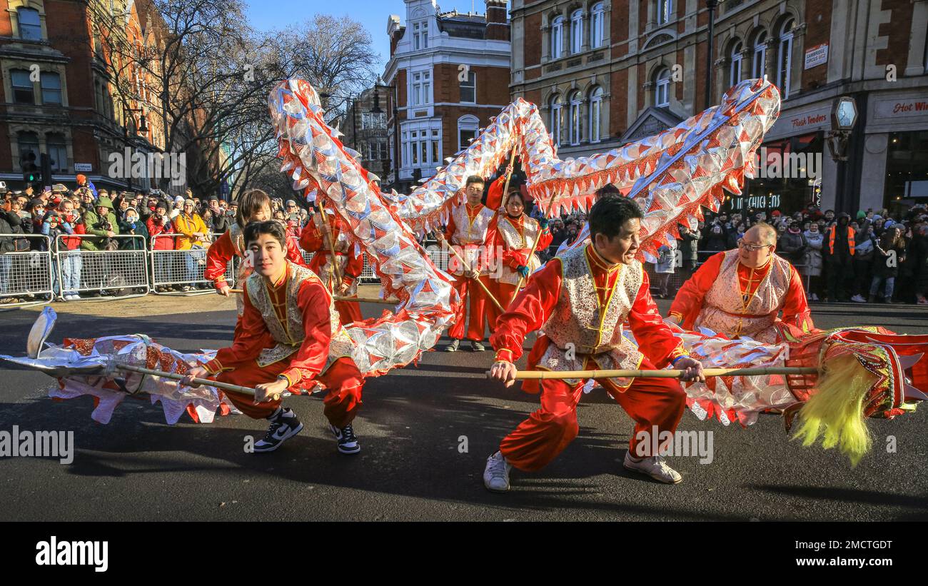Londres, Royaume-Uni. 22nd janvier 2023. Les artistes participent à la parade du nouvel an chinois en costumes colorés pendant que les gens regardent. Le défilé vibrant, qui présente des danses traditionnelles faites à la main des lions et des dragon, retourne dans les rues de Soho et Chinatown pour les célébrations du Festival du printemps. 2023 est l'année du lapin. Credit: Imagetraceur/Alamy Live News Banque D'Images