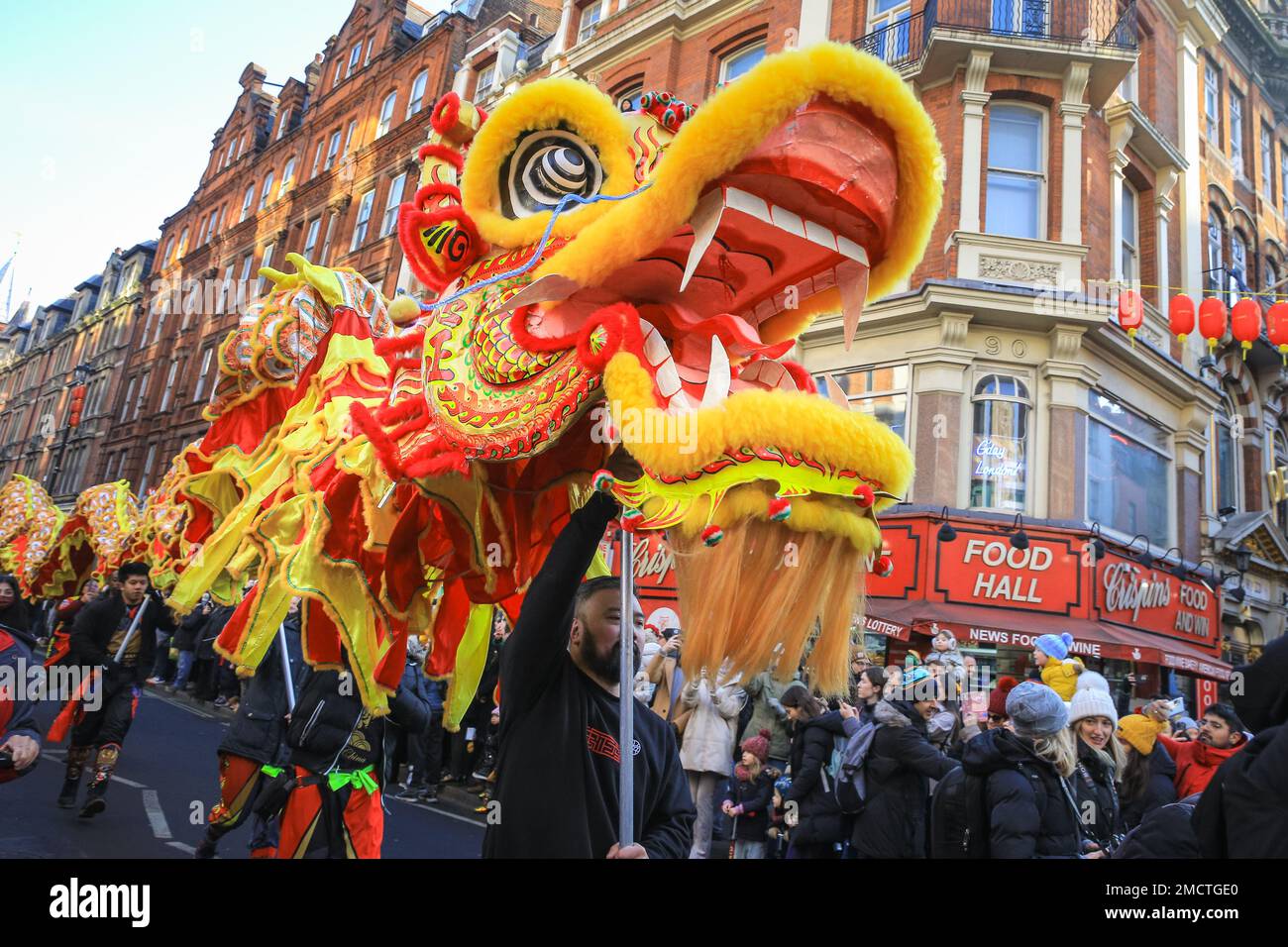 Londres, Royaume-Uni. 22nd janvier 2023. Les artistes participent à la parade du nouvel an chinois en costumes colorés pendant que les gens regardent. Le défilé vibrant, qui présente des danses traditionnelles faites à la main des lions et des dragon, retourne dans les rues de Soho et Chinatown pour les célébrations du Festival du printemps. 2023 est l'année du lapin. Credit: Imagetraceur/Alamy Live News Banque D'Images