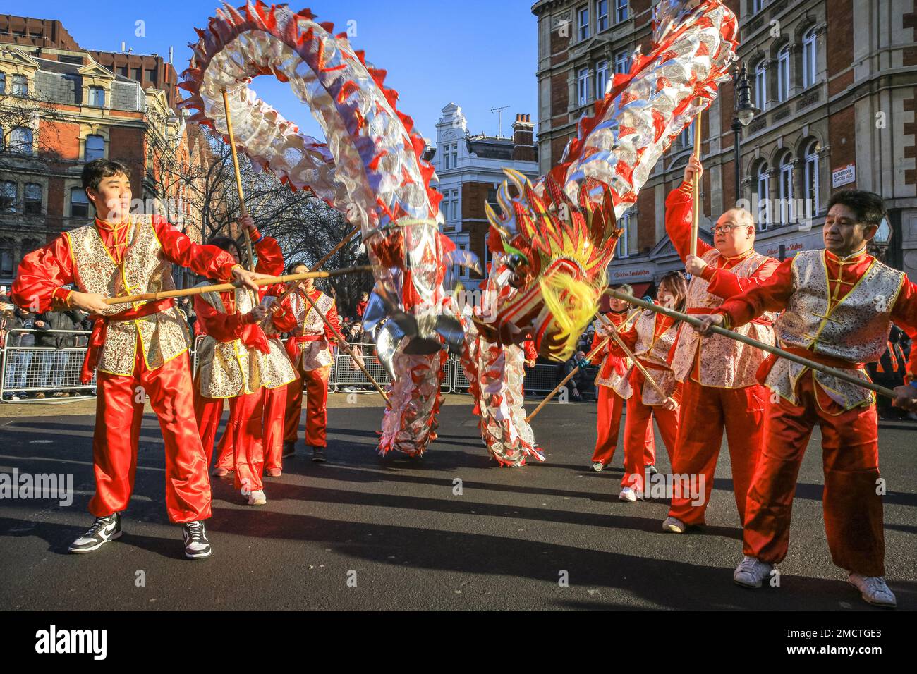 Londres, Royaume-Uni. 22nd janvier 2023. Les artistes participent à la parade du nouvel an chinois en costumes colorés pendant que les gens regardent. Le défilé vibrant, qui présente des danses traditionnelles faites à la main des lions et des dragon, retourne dans les rues de Soho et Chinatown pour les célébrations du Festival du printemps. 2023 est l'année du lapin. Credit: Imagetraceur/Alamy Live News Banque D'Images