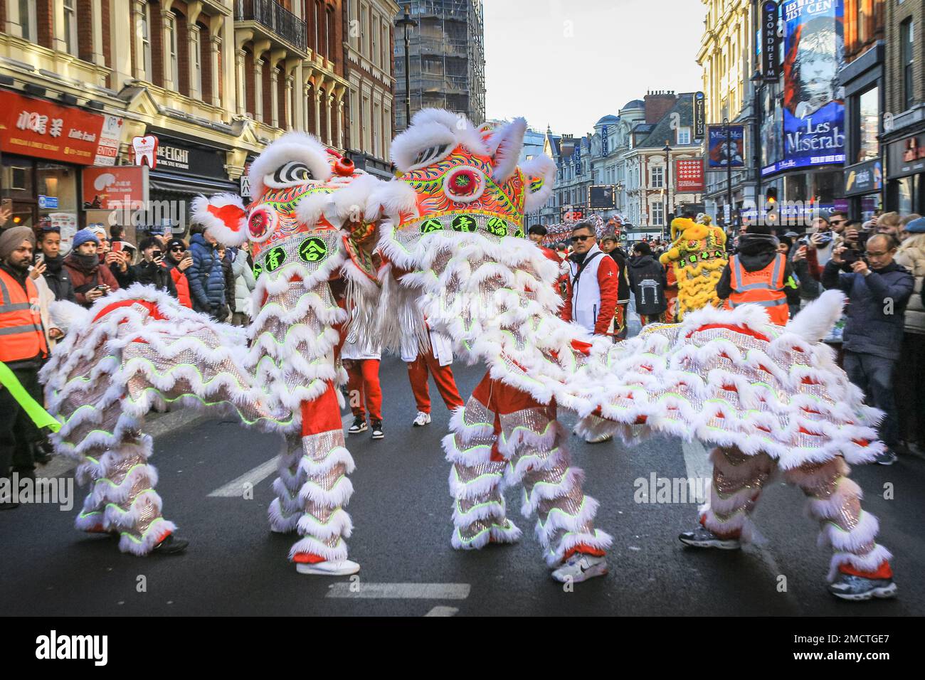 Londres, Royaume-Uni. 22nd janvier 2023. Les dragons dansent. Les artistes participent à la parade du nouvel an chinois en costumes colorés pendant que les gens regardent. Le défilé vibrant, qui présente des danses traditionnelles faites à la main des lions et des dragon, retourne dans les rues de Soho et Chinatown pour les célébrations du Festival du printemps. 2023 est l'année du lapin. Credit: Imagetraceur/Alamy Live News Banque D'Images