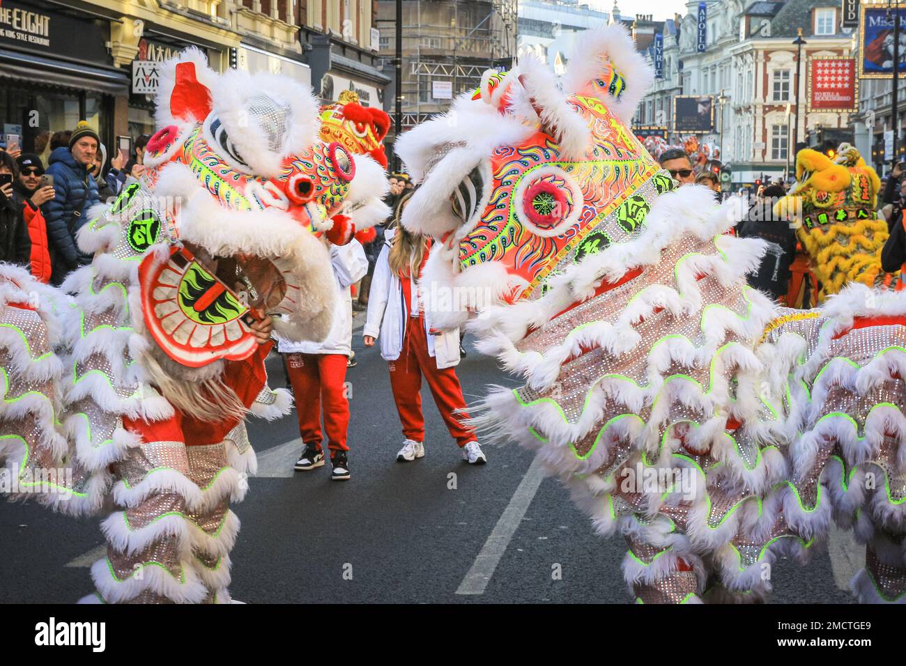 Londres, Royaume-Uni. 22nd janvier 2023. Les dragons dansent. Les artistes participent à la parade du nouvel an chinois en costumes colorés pendant que les gens regardent. Le défilé vibrant, qui présente des danses traditionnelles faites à la main des lions et des dragon, retourne dans les rues de Soho et Chinatown pour les célébrations du Festival du printemps. 2023 est l'année du lapin. Credit: Imagetraceur/Alamy Live News Banque D'Images