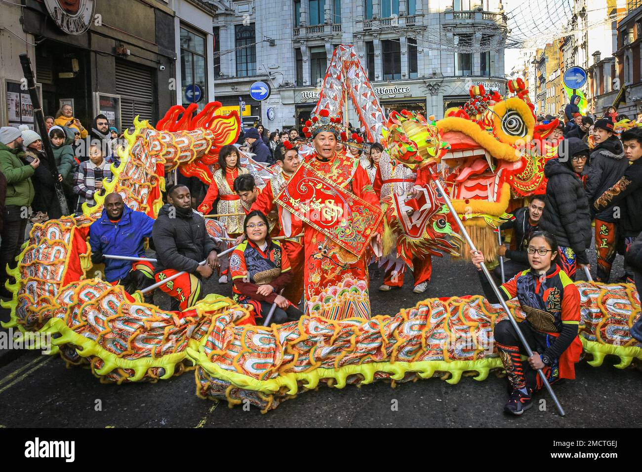Londres, Royaume-Uni. 22nd janvier 2023. Les artistes posent pour une photo de groupe à la fin de la parade du nouvel an chinois en costumes colorés pendant que les gens regardent. Le défilé vibrant, qui présente des danses traditionnelles faites à la main des lions et des dragon, retourne dans les rues de Soho et Chinatown pour les célébrations du Festival du printemps. 2023 est l'année du lapin. Credit: Imagetraceur/Alamy Live News Banque D'Images