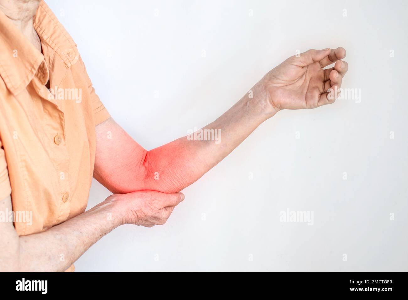 Douleur dans le bras de la vieille femme d'Asie du Sudest. Concept de