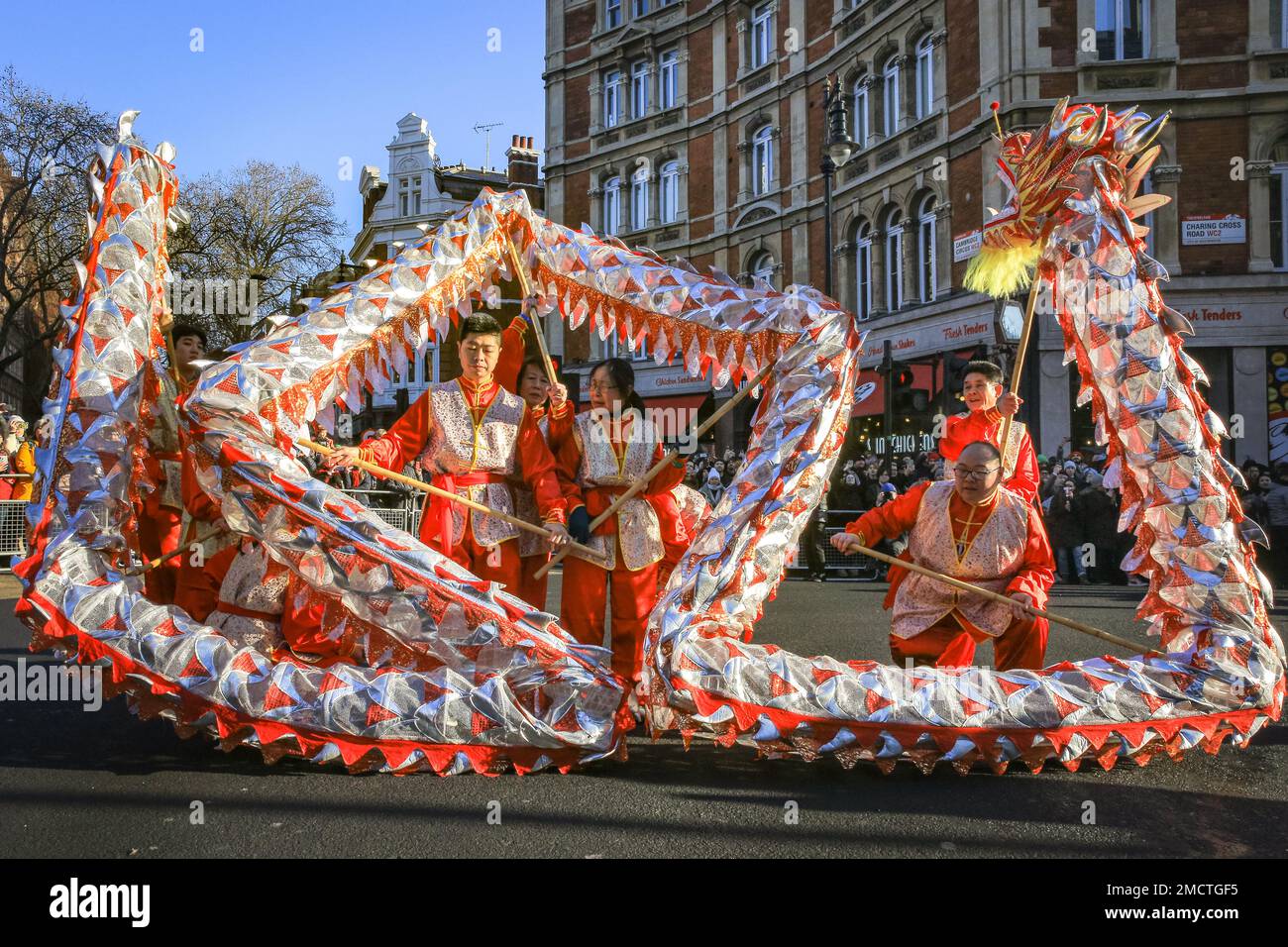 Londres, Royaume-Uni. 22nd janvier 2023. Les artistes participent à la parade du nouvel an chinois en costumes colorés pendant que les gens regardent. Le défilé vibrant, qui présente des danses traditionnelles faites à la main des lions et des dragon, retourne dans les rues de Soho et Chinatown pour les célébrations du Festival du printemps. 2023 est l'année du lapin. Credit: Imagetraceur/Alamy Live News Banque D'Images