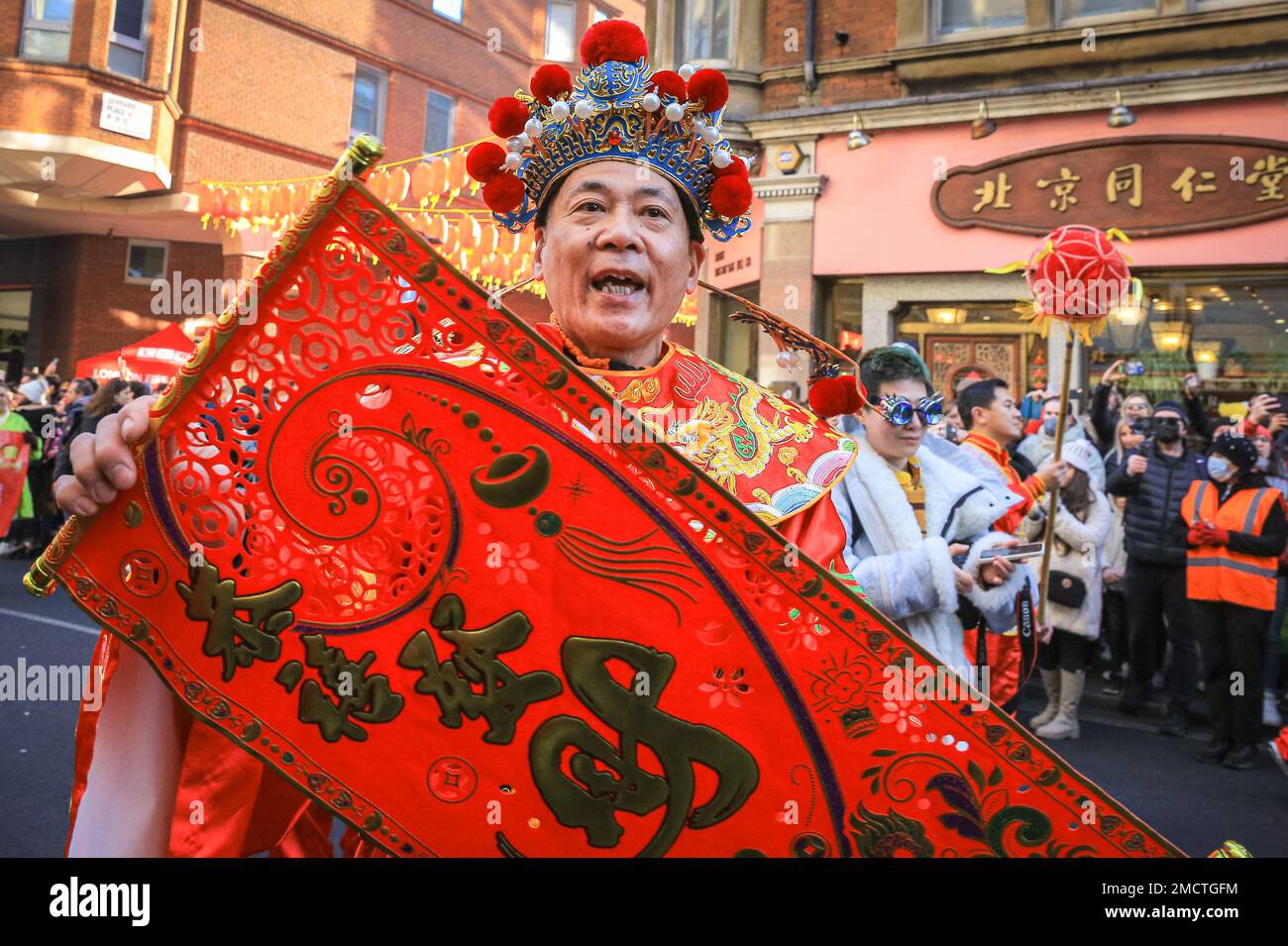 Londres, Royaume-Uni. 22nd janvier 2023. Les artistes participent à la parade du nouvel an chinois en costumes colorés pendant que les gens regardent. Le défilé vibrant, qui présente des danses traditionnelles faites à la main des lions et des dragon, retourne dans les rues de Soho et Chinatown pour les célébrations du Festival du printemps. 2023 est l'année du lapin. Credit: Imagetraceur/Alamy Live News Banque D'Images