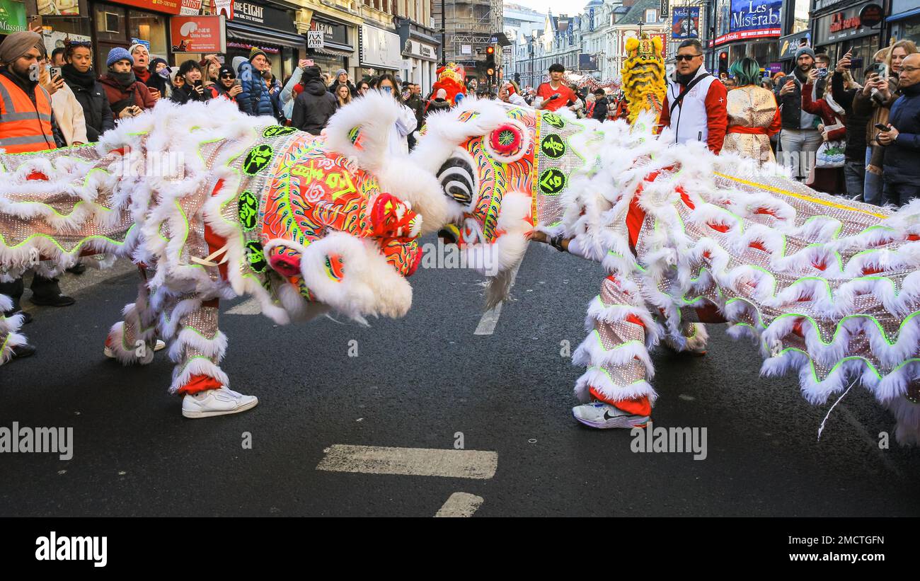 Londres, Royaume-Uni. 22nd janvier 2023. Les dragons dansent. Les artistes participent à la parade du nouvel an chinois en costumes colorés pendant que les gens regardent. Le défilé vibrant, qui présente des danses traditionnelles faites à la main des lions et des dragon, retourne dans les rues de Soho et Chinatown pour les célébrations du Festival du printemps. 2023 est l'année du lapin. Credit: Imagetraceur/Alamy Live News Banque D'Images