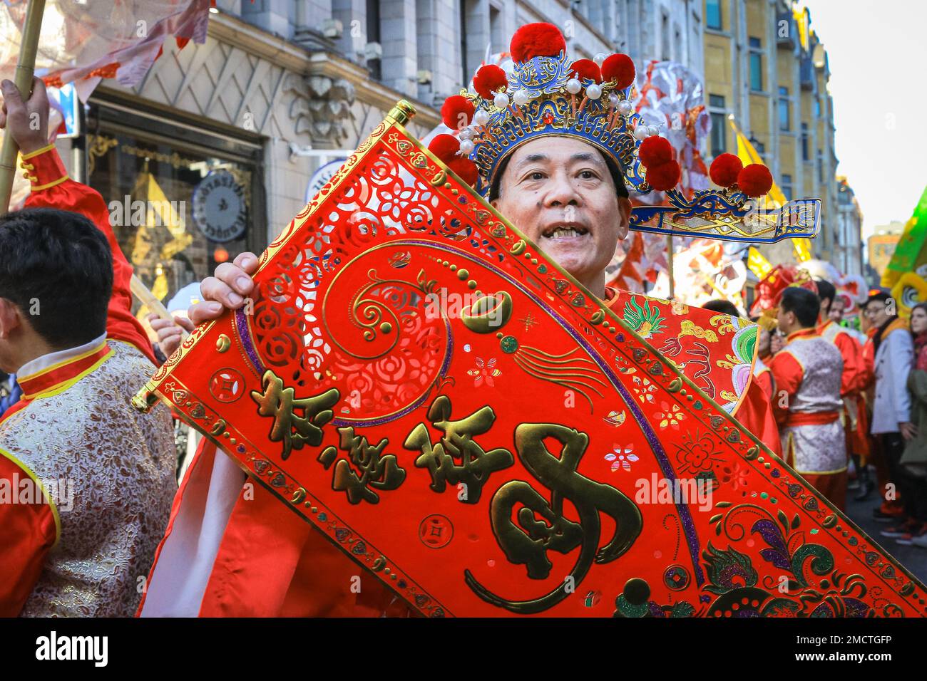 Londres, Royaume-Uni. 22nd janvier 2023. Les artistes participent à la parade du nouvel an chinois en costumes colorés pendant que les gens regardent. Le défilé vibrant, qui présente des danses traditionnelles faites à la main des lions et des dragon, retourne dans les rues de Soho et Chinatown pour les célébrations du Festival du printemps. 2023 est l'année du lapin. Credit: Imagetraceur/Alamy Live News Banque D'Images