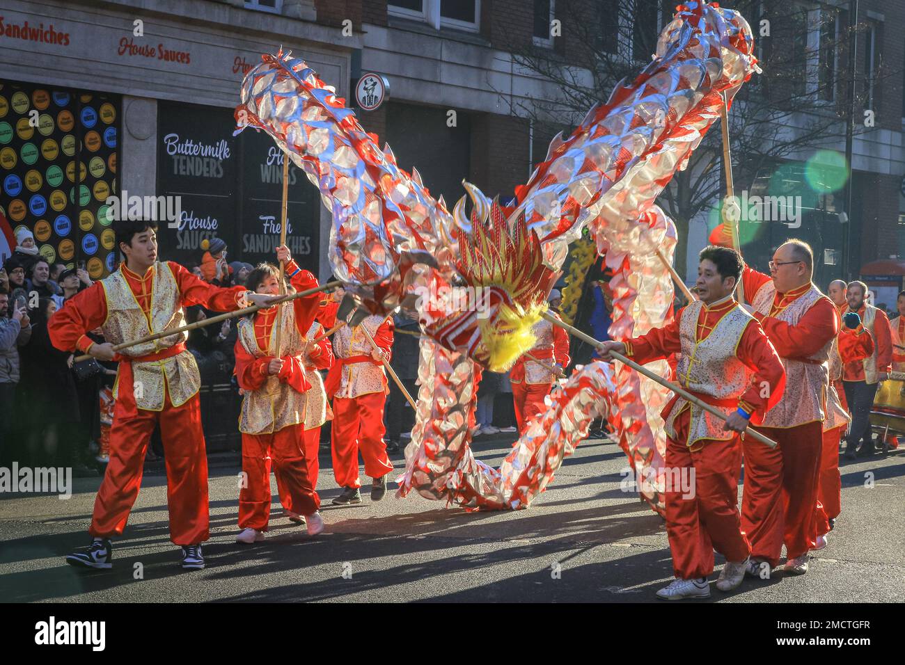 Londres, Royaume-Uni. 22nd janvier 2023. Les artistes participent à la parade du nouvel an chinois en costumes colorés pendant que les gens regardent. Le défilé vibrant, qui présente des danses traditionnelles faites à la main des lions et des dragon, retourne dans les rues de Soho et Chinatown pour les célébrations du Festival du printemps. 2023 est l'année du lapin. Credit: Imagetraceur/Alamy Live News Banque D'Images