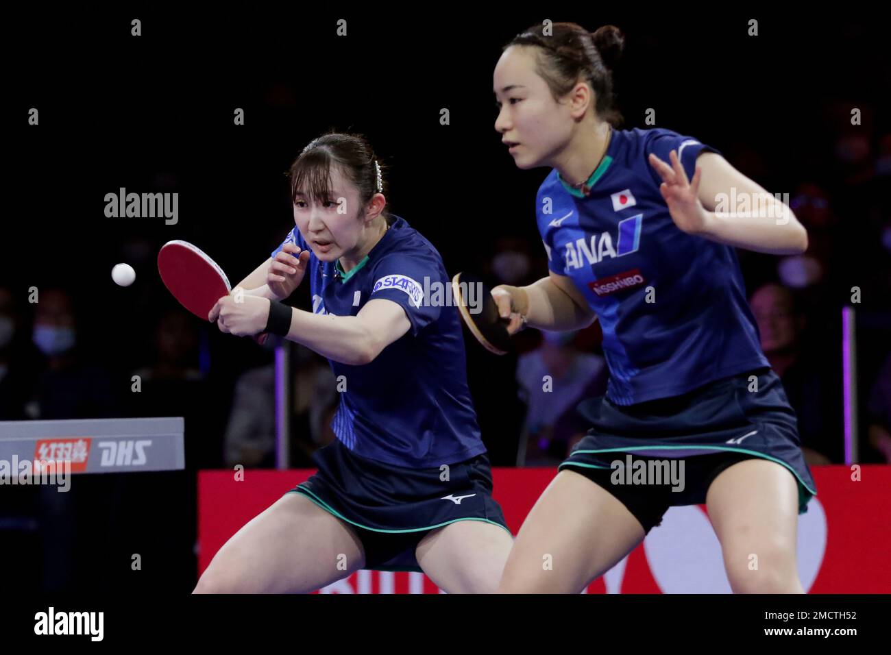 Japan's Hina Hayata, left, and Mima Ito, right, compete during a semifinals women's doubles match during day six of the 2021 World Table Tennis Championships Sunday, Nov. 28, 2021, in Houston. (AP Photo/Michael Wyke) Banque D'Images