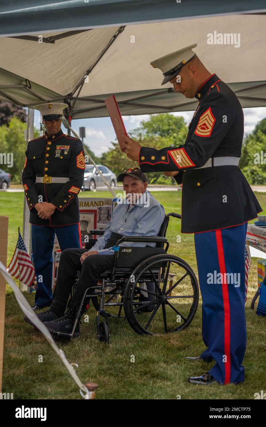 ÉTATS-UNIS Le sergent Dennis DeForest (à droite) du corps maritime Gunnery, avec l'équipe de sélection des officiers Boston, Recruiting Station Boston, lit une lettre écrite par le Maj Christopher Flood, officier de commandement de RS Boston, aux États-Unis Armand J. Pontbriant, ancien combattant de la marine, le remercie de son dévouement à notre pays lors de la célébration de l’anniversaire d’Armand en 100th au Centre de santé du Mont Saint Rite à Cumberland, Rhode Island, le 9 juillet 2023. Armand a servi pendant la Seconde Guerre mondiale sur l'USS Rutilicus et a fait partie de la campagne de l'île de Makin de 1943 à 1944. Banque D'Images