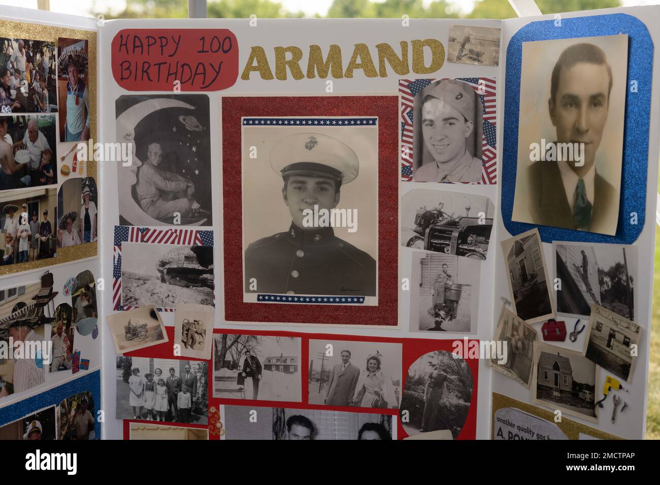 Une affiche avec des photos de la famille et du temps de service est exposée pour célébrer l'anniversaire de 100th des États-Unis Armand Joseph Pontbriant, ancien combattant de la Seconde Guerre mondiale au Centre de santé du Mont-Saint-Rite à Cumberland, Rhode Island, 9 juillet 2023. Armand est né le 5 juillet 1922. Pour son anniversaire de 100th, Marines, avec l'équipe de sélection des officiers Boston, Recruiting Station Boston, lui a remis une pièce de remise en question et une lettre écrite par le Maj. Christopher Flood, commandant de RS Boston, pour le remercier de son dévouement. Banque D'Images