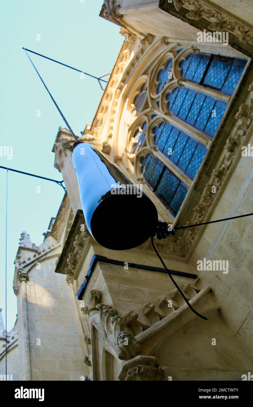 Cloche en céramique avec main clapper art installation à Burgos Cloîtres de la cathédrale de Burgos Castille et Leon Espagne Banque D'Images