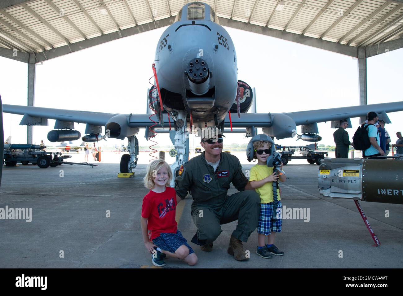 Le capitaine Zack Smith du 107th Fighter Squadron, Selfridge Air National Guard base, Michigan (SANGB) pose devant un Thunderbolt A-10 avec des enfants qui assistent au salon aérien Selfridge. La Thunderbolt A-10 a été exposée à des milliers de spectateurs lors du salon de l'Air pour honorer les 100 prochaines années de SANGB Aviation. Banque D'Images