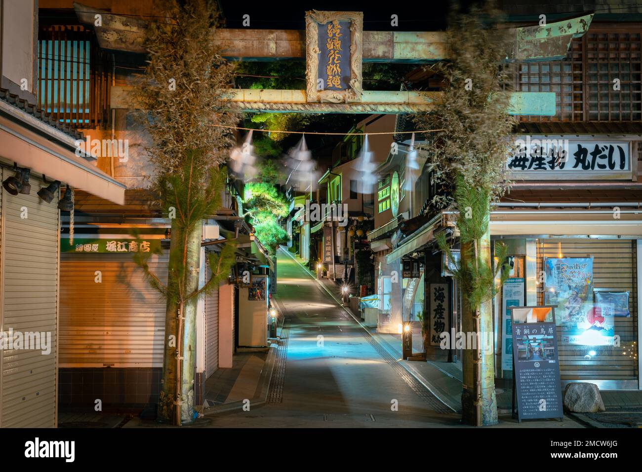 Cette porte torii est le premier point de repère important que vous traversez alors que vous vous approchez de l'allée étroite des magasins qui mènent à la grande série d'escaliers Banque D'Images